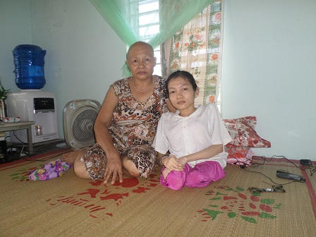 Những bức tranh giấy tiền triệu của cô gái mang hình hài trẻ con